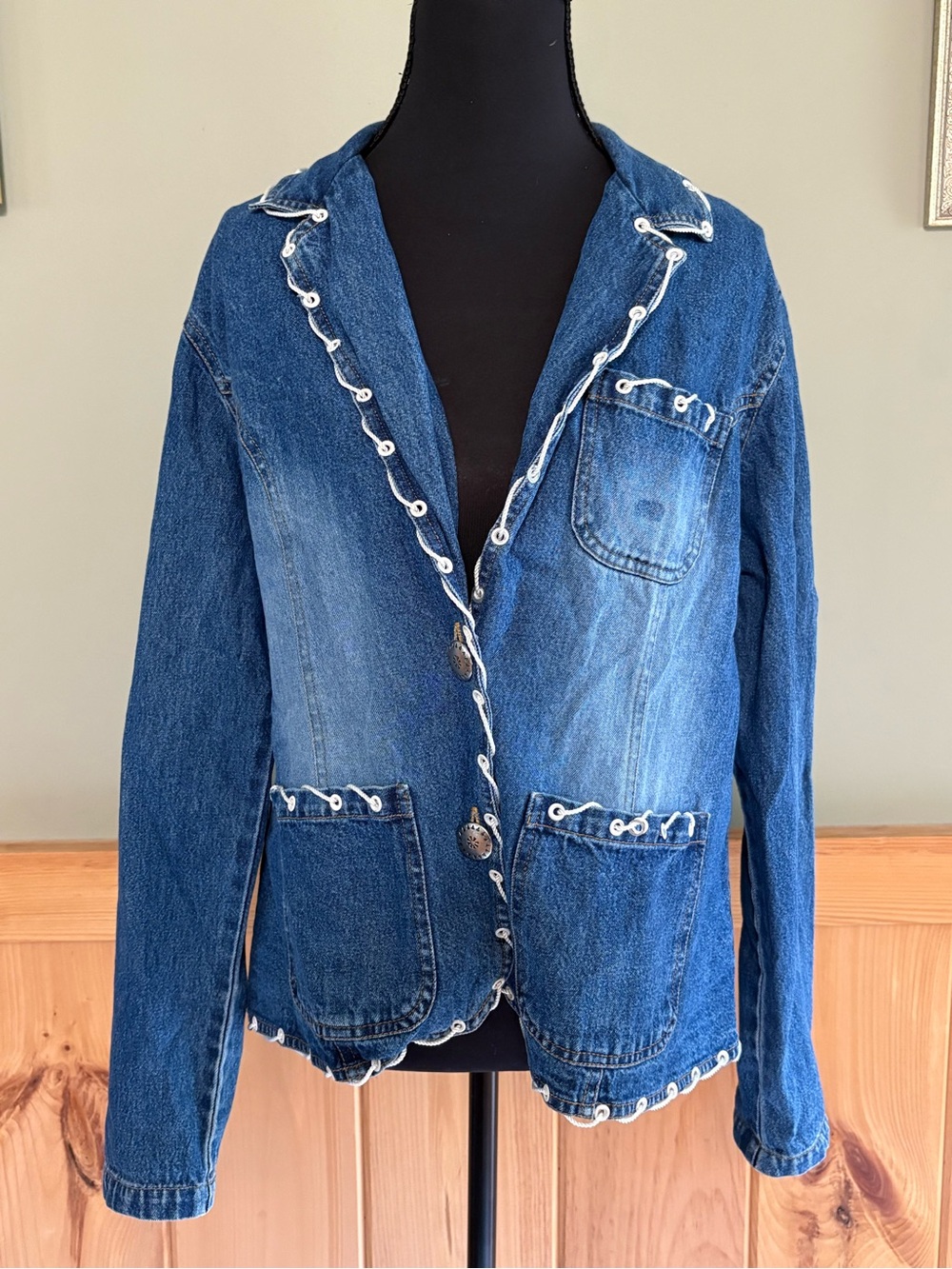 New Identity Vintage 100% cotton Blue Denim Jacket with Eyelet Trim size Large